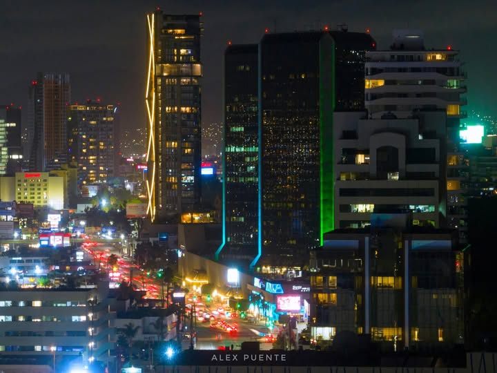 Zona urbana de Tijuana iluminada de noche